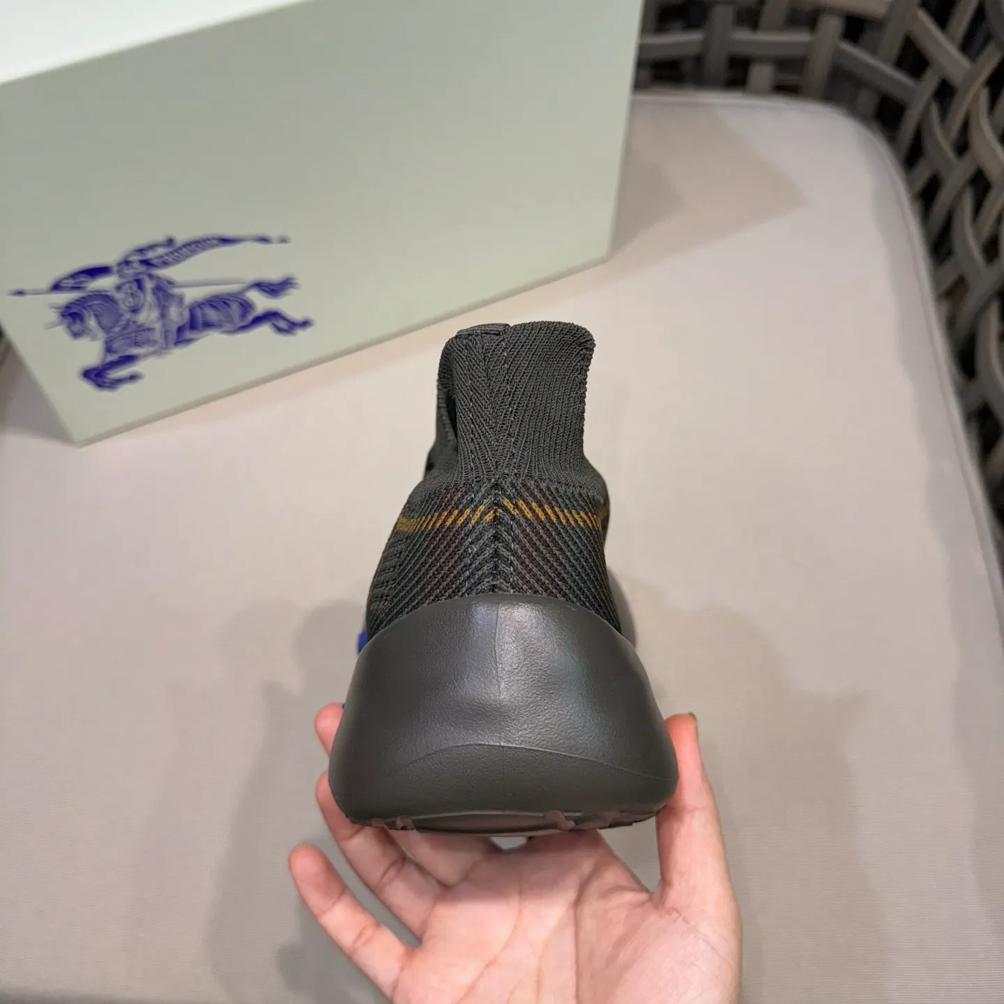 Men's shoes 💰480 [New style] 🐝🐝BURBERRY/Burberry plaid knitted Neptune sneakers｜With breathable sock-style upper｜Embellished with knitted Burberry plaid｜Leather lining Incorporated into a plaid lace design｜Equipped with B-shaped shield buckle｜The sole is decorated with a large wrapped equestrian knight logo (EKD)｜Round toe #drawstring closure#The sole is decorated with the equestrian knight logo (EKD)｜At least 50% of the main materials of the boutique are from renewable sources Size: 39-44 (45 custom-made)